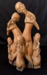 ESCULTURA - Escultura esculpida na madeira representando músicos nus.  Altura: 28 x 15 cm comprimento - pescoço de um dos orientais está colado.