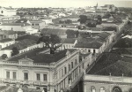 FOTO:  NO PLANO PRINCIPAL O PALACETE DO BARÃO DE ATALIBA NOGUEIRA  EM CAMPINAS SP - LEILÃO DO ACERVO DE DESCENDENTES DO BARÃO DE ATALIBA NOGUEIRA, CONSELHEIRO ALBINO JOSÉ BARBOSA DE OLIVEIRA, MARQUÊS DE VALENÇA E BARÃO GERALDO DE RESENDE EFAMÍLIA SOUZA QUEIROZA conquista do mundo ocidental pelo café passou por transes curiosos. Envolveu proibição por decretos reais (na Inglaterra e na Prússia) até receber a indulgência Papal no começo dos anos 1600. Isso porque a bebida, escura, amarga, fervente e viciante tinha origem na terra dos infiéis, o mundo Muçulmano. Chegou a Itália pelas rotas comerciais de especiarias. Não tardou para que os conselheiros do PAPA CLEMENTE VIII (1536-1605) o apresentassem ao Sumo Pontífice. Chamaram a infusão de amarga invenção de Satanás e reivindicaram uma bula papal proibindo o consumo pelos cristãos. Antes de emiti-la o Papa decidiu provar seu sabor e tão logo o fez apresentou o veredicto: Essa bebida é tão deliciosa que seria uma pena permitir que os infiéis façam uso exclusivo dela, devemos enganar Satanás batizando essa bebida para que seja consumida pelos cristãos. Poucos anos depois da absolvição papal surgiu em 1645 a primeira cafeteria na cidade de Roma. No inicio do sec. XIX o café já havia conquistado a Europa e a América. Em terras brasileiras pavimentou um ciclo econômico duradouro. Por mais de cem anos foi nosso principal produto de exportação e tornou o Brasil reconhecido mundialmente por sua excelência na produção. Em meados do sec. XIX, o deslocamento da onda verde do café da região Sul Fluminense e do Vale do Ribeira em direção ao oeste paulista, com epicentro na cidade de Campinas, carreou fortuna e fausto para essas plagas. Também atraiu para a Princesa DOeste (epíteto de Campinas), notáveis cafeicultores da província do Rio de Janeiro. O município passou a ser então o grande pólo produtor do país em contraposição ao declínio da cultura nas exauridas terras fluminenses. As culturas estendiam-se em largas superfícies uniformes, cobrindo a paisagem a perder de vista, formando os famosos "mares de café". Na região, os cafezais sofriam menos com esgotamento dos solos pela superfície plana, que facilitava ainda a comunicação e o transporte e proporcionava uma concentração da riqueza. Essa riqueza propiciou a formação da aristocracia rural Campineira que entrelaçou-se em união matrimonial com membros da nobreza brasileira do Segundo Império provenientes da Capital do Império, o Rio de Janeiro. O acervo ora apresentado, provém de tradicional, família Campineira. O ilustre tronco surgiu da união entre o ministro do Supremo tribunal de Justiça ALBINO JOSÉ BARBOSA DE OLIVEIRA (1809-1889), nomeado pelo Imperador Dom Pedro II em 1864 e Dona Isabel Augusta de Souza Queiroz, neta do Brigadeiro Luiz Antônio, sobrinha da Marquesa de Valença e herdeira da FAZENDA RIO DAS PEDRAS, uma das mais importantes propriedades rurais do Município de Campinas. A filha deste casal, a BARONESA MARIA AMÉLIA BARBOSA DE OLIVEIRA casou-se com o BARÃO GERALDO DE RESENDE, FILHO DOS MARQUESES DE VALENÇA, portanto primos. Outro filho do casal, ALBINO JOSÉ BARBOSA DE OLIVEIRA FILHO, CASOU-SE COM LUISA DE ATALIBA NOGUEIRA, Filha dos BARÕES DE ATALIBA NOGUEIRA. O caçula LUIZ ALBINO BARBOSA DE OLIVEIRA também desposou uma das filhas dos BARÕES DA ATALIBA NOGUEIRA, DONA CECÍLIA DE ATALIBA NOGUEIRA. Ligados por matrimônio ainda a esta ilustre família estão os CONDES ÁLVARES PENTEADO cujo filho JUVENAL LEITE PENTEADO contraiu núpcias com DONA GUIOMAR DE ATALIBA NOGUEIRA, também filha dos BARÕES DE ATALIBA NOGUEIRA. Dessa união nasceu YOLANDA DE ATALIBA NOGUEIRA PENTEADO MATARAZZO (YOLANDA PENTEADO), socialite paulista e mecenas das artes, proprietária da emblemática FAZENDA EMPYREU.A participação dessa importante família na formação de Campinas está amplamente registrada nos anais da história da cidade, mas sua pujante riqueza, requinte e savoir-vivre é indelével também no rico e belo acervo que a DARGENT LEILÕES tem a honra de apresentar nesse seu primeiro pregão da temporada 2024. Bons arremates!!!