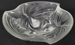 LALIQUE  MODELO DAYDREAM  (SONHAR ACORDADO)- CENTRO DE MESA EM VIDRO ARTISTICO SATINE. REPRESENTA NINFAS DA MITOLOGIA GREGA DEIXANDO VESTÍGIOS DE SUAS ASAS NA NÉVOA CRISTALIZADA DO AMANHECER. ASSENTE SOBRE TRES PÉS.  MARCAS DA MANUFATURA E ETIQUETA. ACOMPANHA CERTIFICADO DE GARANTIA E CAIXA ORIGINAL. ESTÁ COMO NOVA SEM USO. FRANÇA, SEC. XX. 27 X 12 CM