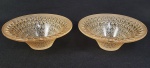 LALIQUE MODELO RAYONS  LINDO PAR DE BOWLS EM VIDRO ARTÍSTICO NA TONALIDADE OURO IRIDESCENTE SIMULANDO A COR DE MEL. DECORADOS COM PADRÃO DE FAVOS DE MEL. SÃO LINDOS E DECORATIVOS. MARCAS DA, FINAL DO SEC. XX.  14 X 4 CMNOTA: Os favos de cera construídos pelas abelhas para armazenar seu suprimento de mel surpreenderam os arquitetos com a complexidade e estrutura sofisticada de seu design. Sua beleza fascinante inspirou Lalique, culminando com a criação dos vasos e tigelas Rayons em cristal transparente ou com brilho dourado semelhante ao mel.  Exibindo cortes e curvas, força e graça, e acabamentos acetinados e transparentes, emblemáticos de Lalique, estas verdadeiras esculturas de luz evocam uma modernidade marcante. Através da repetição geométrica, os favos de mel de cristal proporcionam transparência e profundidade para permitir que nos percamos nas suas profundezas. O seu design intemporal convida a muitas interpretações diferentes.