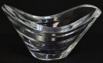 BACCARAT MODELO ONDES (REF 2103972) COM MARCAS DA MANUFATURA. MAGNIFICO BOWL EM CRISTAL MODELO ONDES COM ONDAS RELEVADAS PROPORCIONANDO EFEITO TRIDIMENSIONAL. LINDO E ELEGANTE! FRANÇA,  SEC. XX. 21 CM DE COMPRIMENTO.