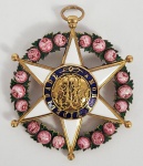 BARÃO DE ATALIBA NOGUEIRA  IMPERIAL ORDEM DA ROSA  INSIGNIA DE PESCOÇO EM OURO MACIÇO E ESMALTE. GRAU DE DIGNATÁRIO. RARA INSÍGNIA DE PESCOÇO COM GRAU DE DIGNATÁRIO. EM OURO E ESMALTES. UMA ESTRELA DE SEIS PONTAS, ESMALTADA DE BRANCO E MAÇANETADA NAS BORDAS, CIRCUNDADA SOBRE UMA GRINALDA DE ROSAS FOLHADAS EM SUA COR NATURAL APLICADAS EM ESMALTE. NO DISCO CENTRAL O MONOGRAMA A P (AMÉLIA E PEDRO), CINTURADO PELA LEGENDA AMOR E FIDELIDADE APLICADOS SOBRE ESMALTE AZUL. FREQUENTEMENTE VEMOS AS MEDALHAS NOS DIVERSOS GRAUS MAS POUCAS PLACAS DE PESCOÇO DE DIGNATÁRIOS SUBSISTIRAM AOS NOSSOS DIAS. PERTENCEU AO BARÃO DE ATALIBA NOGUEIRA RECEBIDA EM 1887.  SEC. XIX. 31,3 GNOTA: João de Ataliba Nogueira, primeiro e único barão de Ataliba Nogueira (Campinas, 8 de setembro de 1834  Campinas, 6 de outubro de 1921), foi um advogado, formado pela Faculdade de Direito da Universidade de São Paulo e cafeicultor brasileiro. Membro do Partido Liberal de Campinas e presidente da Companhia Mogiana de Estradas de Ferro. Filho de José Teixeira e de D. Ana Eufrásia de Almeida. Casou-se em 1864 com D. Luísa Xavier de Andrade, com a qual teve uma filha: Guiomar Ataliba Nogueira, que se casou com Luís Xavier de Andrade e com a qual deixou descendência. É avô de Iolanda Penteado, que seria esposa do industrial e mecenas Francisco Antônio Paulo Matarazzo Sobrinho.