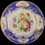 DOM PEDRO II - SERVIÇO DE CAÇA - MAGNÍFICO PRATO EM PORCELANA FRANCESA, ABA AZUL ROYAL E DOURADO; QUATRO RESERVAS, DUAS A DUAS, COM PÁSSAROS E FLORES; CALDEIRA COM RAMO DE FLORES EM POLICROMIA E ARABESCOS DOURADOS. ESSE APARELHO FOI OFERECIDO A DOM PEDRO II PELO IMPERADOR DA FRANÇA NAPOLEÃO III ENTRE 1852 E 1870. REPRODUZIDO À PÁGINA 211 DO LIVRO "LOUÇA DA ARISTOCRACIA NO BRASIL", POR JENNY DREYFUS. FRANÇA, SÉC. XIX. 27 CM DE DIÂMETRO.NOTA: Como leiloeiros muitas vezes nos deparamos com a surpresa de nossos clientes principalmente na sala de leilão com o fato de um objeto da Família Imperial Brasileira ser levado à hasta pública. A pergunta recorrente é: Como esse objeto pode ter vindo parar aqui não teria de estar em um museu?. Por isso resolvi escrever um pouco sobre o desfecho da memória física da família Imperial Brasileira após o golpe republicano. Passados 129 anos da fatídica madrugada chuvosa e melancólica em que a Família Imperial embarcou para seu exílio na Europa em 17 de novembro de 1889 rememoramos um fato que aprendemos na escola, Dom Pedro II não pede indenização por suas propriedades perdidas, valores, haveres, apenas dirige ao governo provisório o pedido de um saco com terra do Brasil para pousar sua cabeça quando morresse. Tudo ficou para trás, o elo perdido da monarquia era um corpo insepulto nos corredores e aposentos dos palácios imperiais cheios de suas mobílias e alfaias. A última coisa que os golpistas desejariam era preservar essa memória em um museu. O novo sistema de governo sem legitimidade tratou de tentar varrer a honrada memória de Dom Pedro II e de sua família. Assim rapidamente organizou dezenas de leilões públicos para dar cabo da acusadora lembrança do regime imperial. Tomo a liberdade de transcrever alguns trechos Litiere C. de Oliveira a propósito dos leilões dos paços imperiais: O nono leilão realizado no Paço de São Cristóvão, realizado em 3 de outubro de 1890, começou com uma novidade que ainda hoje não é praticada em nenhum leilão de arte, que foi a venda antecipada, "por conveniência", de 28 lotes, não se sabe a quem nem o motivo! Entre as peças vendidas, destacamos: uma bela pintura a óleo sobre tela, "Vista de Veneza" com moldura veneziana, autor não revelado; três quadros pequenos e uma aquarela; um quadro "Paisagem", o.s.t. de artista ignorado; quatro telas, pontes "St. Pierre et neuf á Toulouse", "Hospício de la Grave" e "Eglise des Jesuites", Toulouse; uma pintura o.s.t. "Claustro de um convento" por M.C., 1843; uma pintura o.s.t. "Peregrino" por L. Moureaux; uma mesa e 12 cadeiras de mogno com assento e encosto de palhinha; duas mesas de mogno para jogo; quatro castiçais de Cristofle; seis antigas cadeiras de jacarandá esculturadas; secretária de mogno com guarnições de bronze dourado e fundo de espelho; outros móveis e diversos quadros e aquarelas. Segundo Francisco Marques dos Santos, "o leilão do Imperador foi como um destes grandes leilões modernos; o entusiasmo não arrefeceu, muito embora não fosse a São Cristóvão um número considerável de pessoas de destaque, justamente aquelas timoratas e outras que imaginavam se comprometer e algumas que, sendo hostis ao novo estado de coisas, não queriam arrostar os desordeiros que espionavam a casa, por própria conta ou de terceiros, fazendo, não raro, achincalhe ao antigo regime. Nesse leilão o que mais se via eram senhoras, formando grupo maior do que em dias anteriores. O leilão atravessou os aposentos particulares do Imperador e aquela gente estava na volúpia de devassar, ver os recantos onde vivia uma família arrebatada de sua Pátria pelo sopro tempestuoso dos acontecimentos políticos. No decorrer do leilão todos os móveis com a coroa imperial ou iniciais dos ex-imperadores adquiriram preços muitas vezes maiores do que a avaliação que lhes fizeram..."Esse nono leilão também ficou marcado por um fato inusitado e talvez inédito na leiloaria brasileira. Ao apregoar um piano de cauda (lote 1747), em caixa de jacarandá e tuia, com escultura e filetes dourados, fabricado por Chickering e comprado pelo Sr. Antônio Rezende por 2:000$000 (US$ 1.080), o leiloeiro Virgílio sentou-se ao piano e executou uma música. O referido piano está hoje no Museu Histórico Nacional. O décimo leilão foi realizado em 7 de outubro e se destacou pela acirrada disputa pelo dormitório da Imperatriz. Somente a cama de jacarandá com coroa esculturada e colchão de crina (lote 2001), foi vendida por preço recorde: 7:000$000 (três mil, setecentos e oitenta Dólares). Enquanto isso a cama onde dormia o Imperador (lote 1980), por ser um móvel modesto, sem coroa, brasão ou iniciais, alcançou apenas o preço de 190$000 (102 Dólares)! Era uma sólida cama de mogno e érable, com acolchoado de crina vegetal e lastro de palhinha. O filho e a governanta alemã do comprador afirmaram, tempos depois, que a cama foi destruída pelos cupins e jogada fora! Outros destaques desse leilão foram: cama de jacarandá que pertenceu à Princesa Isabel quando solteira, com escultura e coroa, comprada pelo Comendador Antônio Rezende por 3:100$000 (US$ 1.673), e que depois foi vendida no leilão do Conde Sebastião de Pinho ao Dr. Castro Maia, cujo filho doou ao Museu Imperial; um lavatório de jacarandá com esculturas, bronze e tampo de mármore (lote 1983), adquirido pelo Sr. A. Rezende por 5:000$000 (US$ 2.700); guarda-roupa de D. Pedro II (lote 1984) vendido por 2:000$000 (US$ 1.512); cadeira de repouso do Imperador (lote 1885) de jacarandá, com escultura, coroa e iniciais comprada pelo Comendador A. Rezende por 3:100:000 (US$ 1.674); entre outros. Realizado no dia 10 de outubro, o décimo primeiro leilão compreendeu os lotes 2001 a 2345, com aproximadamente 650 peças. Até aquele momento os leilões tinham atingido 400 contos de Réis, cerca de 215 mil Dólares, valor muito superior à avaliação inicial de 90:000$000, e ainda faltavam mais de dez pregões. Esse leilão era constituído de objetos que tinham sobrado do dormitório dos imperadores, das salas 40 e 41, galeria, sacristia e tribuna. Entre as peças leiloadas estavam: um oratório de jacarandá esculturado e guarnecido de cornalinas, lápis lazuli e figuras de bronze (lote 2007) que foi comprado pelo Dr. Faro por 3:000$000 (US$ 1.620); uma secretária de bois-rose com placas de porcelana de Sèvres e guarnições de bronze dourado (lote 2135) adquirida pelo Barão de Itacurussá por 7:000$000 (US$ 3.800); guarda roupa de jacarandá com guarnições de bronze dourado, coroa e espelho francês (lote 2034) alienado por 5:000$000 (US$ 2.700) ao Sr. Antônio Resende; uma mobília de jacarandá com 11 peças (lote 2236) vendida ao Sr. Goulart e outros móveis, ricas pinturas, porcelanas, esculturas, muitos objetos de decoração e bibelots, quase todos esses lotes a preços irrisórios. Ao final do décimo primeiro leilão, o último realizado no interior do Paço de São Cristóvão, relata Marques dos Santos: "Depois do leilão da galeria do 2º andar, desceu o leiloeiro ao pavimento térreo, onde estava a capela e suas dependências, que deviam imediatamente desaparecer, para dar lugar ao salão cenográfico do Congresso. O singelo e gracioso templo, concepção de Manoel de Araújo Porto Alegre, ostentava na frontaria Ecce Agnus Dei. Abrangia a nave propriamente dita e a sacristia, em dois compartimentos, além da tribuna, onde o pregão do leiloeiro emudeceu! Ali estacou! Naquele lugar onde tanta gente fora batizada, acrescendo ao nome o apelido de do Paço, onde tanta vez rezaram os Imperadores, em horas alegres e amargas! Já que falamos em capela: ainda vemos em São Cristóvão, no primeiro andar, ao Torreão do Norte, o local onde ficava o altar privado dos Imperadores, cuja abóboda, pintada de azul celeste, deixa ver em pequeno céu, mimosas estrelinhas de prata! Que recordações trazem!" O décimo segundo leilão foi realizado em uma das cocheiras do Paço de São Cristóvão, com os objetos não licitados, não retirados ou que não foram incluídos nos leilões anteriores. Esse leilão foi realizado no dia 20 de outubro, abrangendo 155 lotes. Foram leiloados quadros a óleo, ricos espelhos, estantes de jacarandá e de mogno, porcelanas valiosas, cristais, molduras de quadros que tinham ido para a Europa (!), um telescópio que ficava no terraço do Paço, alguns móveis e outros objetos. O décimo terceiro leilão foi realizado no dia 10 de novembro de 1890 abrangendo as benfeitorias da Quinta da Boa Vista, assim relatado por Francisco Marques dos Santos: Foi arrematante dessas benfeitorias o próprio governo. Supomos que foi o Comendador Bethencourt da Silva quem comprou por 320:000$000, como representante do Ministério do Interior e Justiça as casas ali existentes, habitadas pelos empregados e protegidos da família Imperial, desde o tempo de Dom João. Essa operação foi considerada bastante vantajosa. Segundo a Gazetilha do Jornal do Commércio de 12 de novembro, valia perto de 300:000$000 só a casa do mordomo ou Quinta da Joana, como era conhecida a grande habitação próxima ao portão da Estrada de Ferro, na então Rua Duque de Saxe. Era solidamente construída, com vastas acomodações para família, abundância de água, gaz, aparelhos e magnífico terreno. O edifício que o Imperador construíra de seu bolso para escola mista diurna e noturna, destinada aos filhos dos moradores da Quinta e seus arredores, fora reedificado em 1883 e custara 60 contos de réis. Arrematou-a o Ministério da Instrução Pública por 41:000$000. Cumpre, aliás, notar que o governo sempre fez bom negócio naquilo que comprou, pertencente ao Imperador! Antes dos leilões da Fazenda Imperial de Santa Cruz, um outro foi realizado nas cocheiras do Paço da Cidade, no dia 5 de dezembro, lotes 1 a 14, compreendendo as últimas carruagens que se achavam espalhadas por diversas cocheiras particulares. O destaque foi um rico coche de gala com lanternas de cristal, guarnições de bronze e armas imperiais. Também foi vendido nesse leilão o carro mortuário, com coroa imperial que, entre outros nomes importantes, fez o enterro do General Osório e do Marques do Paraná. Quando a DARGENT LEILÕES leva a pregão objetos como o desta coleção ligados ao cotidiano da Família Imperial Brasileira sempre busca justamente o contrário do que o regime republicano tentou com a venda dos objetos imperiais. Não buscamos esconder, apagar, esmaecer a augusta memória de Dom Pedro II, mas sim exaltar a figura de um patriota e do homem que construiu as bases para o crescimento do Brasil, um sábio reconhecido pelo mundo e injustiçado em seu próprio País.