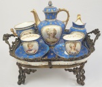 SEVRES  REQUINTADO TET A TET EM PORCELANA DE SEVRES COM GURANIÇÃO EM BRONZE ORMOLU. O PRESENTOIR NA TONALIDADE AZUL CELESTE É DECORADO COM DEZENAS DE FLORES DE LIS RELEVADAS EM OURO EMOLDURADAS POR PEROLADO EM ESMALTE SIMULANDO PÉROLAS DISPOSTAS EM GUIRLANDA. O BRONZE É MAGNIFICO! AS PEÇAS SÃO DECORADAS COM RESERVAS PINTADAS MANUALMENTE APRESENTANDO RETRADOS DASMULHERES PROEMITENTES NA CORTE FRANCESA DOS REIS LOUIS XV E LOUIS XVI NO FINAL DO SEC. XVIII. SÃO DUAS XÍCARAS DE CAFÉ UMA COM A EFÍGIE DA MADAME DE POMPADOUR, FAVORITA DO REI LOUIS XV A OUTRA XÍCARA APRESENTA A MADAME DU BARRY (TAMBÉM AMANTE DE LOUIS XV).  O AÇUCAREIRO TEM EM UMA FACE A EFIGIE DA PRINCESA DE LANBELLE (AMIGA DA RAINHA MARIA ANTONIETA) E NA FACE OPOSTA A DUQUESA DE POLIGNAC.  A CREMEIRA APRESENTA A MARQUESA DE  CREQUY QUE VIVEU NAS CORTES DE LOUIS XIV, LOUIS XV E LOUIS XVI. E O BULE APRESENTA A RAINHA  MARIA ANTONIETA EM UMA FACE  E NA OUTRA A PRINCESA ELIZABETH, CUNHADA DA RAINHA PORTANTO IRMÃ DE LOUIS XVI. TODAS AS PERSONAGENS SÃO IDENTIFICADAS COM INSCRIÇÃO EM VERMELHO NO FUNDO DAS PEÇAS. UM CONJUNTO RICO, HISTÓRICO E BELISSIMO! FRANÇA, SEC. XIX. NOTA: Na corte francesa da época moderna, a mulher desempenhou diferentes papéis, nem sempre submissos. Curiosamente, a aristocracia foi mais flexível com a figura feminina do que a burguesia, que a sucedeu no poder após a Revolução Francesa (1789). Não quer dizer que as mulheres não estivessem submetidas a regras sociais estritas; mas, dentro das altas classes, surgiram alguns modos de comportamento aceitos e espaços de afirmação possíveis.No final do século XVII, as festas da nobreza ressurgiram com uma nova roupagem e plantaram a semente dos futuros Salões  que passaram a ser espaços importantes para o desenvolvimento intelectual no século XVIII e XIX. Por volta de 1680, surgiram dois grupos: as Preciosas e os Libertinos. Eram, respectivamente, as mulheres e os homens da nobreza que estavam envolvidos em atividades novas, que mudariam a sociedade. Ambos lutaram pela liberdade de pensamento contra a Igreja e contribuíram de maneira diferente, mas complementar, para o surgimento dos Salões. As Preciosas destacaram-se pela habilidade em estabelecer um diálogo produtivo e interessante (arte da conversação) e pela invenção da psicologia amorosa (jogos de sedução); nesse sentido a Preciosa foi antecessora da coquete. O Libertino, por sua vez, dedicado que estava à satisfação dos desejos mundanos, e à atividade sexual em particular, investia contra a religião institucionalizada pelo Estado, a qual, na sua opinião, impunha à sociedade uma moral sufocante. Um exemplo da filosofia libertina foi o Marquês de Sade (17401814), que, através de seu comportamento social e de seus textos críticos e carregados de histórias picantes, desafiava as instituições da época. No século das mulheres (XVIII), o reinado delas aconteceu nos Salões. Nesses espaços elas receberam, durante décadas, filósofos e escritores das Luzes, ou seja, os portadores das novas ideias. Após o fim do reinado de Versalhes e com a morte de Luís XIV em 1715, os nobres passaram a construir palacetes em Paris, os chamados hôtels particuliers. Era nesses endereços que aconteciam os Salões, organizados pelas damas que presidiam suas residências. Assim, as mulheres eram estimuladas à leitura, uma vez que isto permitia a troca de ideias e o diálogo. A sedução das damas incitava ao desejo tanto dos corpos quanto do espírito, inspirando a reflexão filosófica e a arte.Algumas das mulheres que comandavam os Salões eram particularmente abertas e sensíveis à utopia, à generosidade e às mudanças de perspectivas de ver o mundo. Montesquieu, por exemplo, frequentou muitos desses espaços, em especial o Salão de Madame de Lambert (16471733), onde se imagina que tenha feito leituras de suas Cartas Persas. As mulheres nos Salões podiam ter a palavra, manter um diálogo com escritores e filósofos e, ocasionalmente, tornaram-se elas mesmas escritoras e filósofas. Assim, um importante passo foi dado; nesses espaços elas passam a existir enquanto mulheres e não enquanto esposas ou mães. O Salão da Marquesa de Lambert brilhou no período da Regência (17151721). Ficou conhecido como um templo do bom gosto e um espaço para as discussões intelectuais de seu tempo. Ela foi a primeira a abrir suas portas para atores de teatro e incentivou a aceitação de Montesquieu na Academia de letras francesa. A própria Marquesa dedicou-se à escrita. Preocupada com a questão da educação infantil, escreveu duas obras, uma dedicada ao seu filho e outra a sua filha. Seu trabalho mais polêmico foi Reflexão sobre as mulheres. Nele, a autora evoca o paradoxo da condição feminina de seu tempo: por um lado, não rejeitar os atrativos da feminilidade e, por outro, a necessidade de uma educação elevada para o conhecimento da moral e o afastamento do vício, uma vez que a mulher sem conhecimento era facilmente corrompida.SEVRES  FORMIDÁVEL PAR DE ANFORAS DE GRANDE DIMENSÃO EM PORCELANA COM GUARNIÇÃO EM BRONZE ORMOLU.  A PORCELANA NA TONALIDADE AZUL ROYAL É LAUTAMENTE DECORADA COM RESERVAS DE CENAS GALANTES EMOLDURADAS POR SUNTUOSAS GURILANDAS EM OURO RELEVADO. ALÇAS LATERAIS, BASE E PEGA EM EXTRAORDINÁRIO BRONZE. MARCAS DA MANUFATURA SOB A BASE. FRANÇA, SEC. XIX. 57 CM DE ALTURA