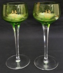 HERCULANO POMPEU DE CAMARGO  FAZENDA JAMBEIRO  BACCARAT   PAR DE TAÇAS EM CRISTAL DOUBLE VERDE E BRANCO COM MONOGRAMA ENTRELAÇADO EM OURO COM INICIAIS HC. HERCULANO POMPEU DE CAMARGO ERA NETO DE DONA MICHELINA POMPEU DO AMARAL, SOBRINHO NETO DO VISCONDE DE INDAIATUBA. FOI CASADO COM SUA PRIMA DONA OLIVIA DE PAULA NOGUEIRA (1866-1948) SENDO ESTA SOBRINHA NETA DA BARONESA DE ITATIBA. GUARNECEU A SEDE DA FAZENDA JAMBEIRO, REQUINTADO CASARÃO DO FINAL DO SEC. XIX. FRANÇA, 20 CM DE ALTURA NOTA: A Fazenda Jambeiro, em Campinas, surgiu a partir da divisão de terras da sesmaria do alferes José Rodrigues Ferraz do Amaral, que veio de Itu para Campinas atuar como coletor de impostos da Corte Portuguesa e no ano de 1802 comprou as terras de José Antonio de Figueiró e Isabel Correia da Cunha, por 260 mil réis. Na literatura histórica, a área foi descrita como Um sítio e terras a eles (Figueiró e Isabel) pertencentes, na paragem chamada Sete Quedas. Criada por ocasião do casamento de Thereza Michelina Pompeu do Amaral (nascida em fevereiro de 1800 era a filha mais velha de José Rodrigues) com Antonio Pompeu de Camargo (Sênior) no ano de 1823, neste ano foi construído o primeiro Casarão Sede. Nos primeiros anos a cultura de cana de açúcar era predominante em Campinas , somente a partir dos anos de 1840 passou ao plantio de café. Porém, a de se notar que seu marido veio a falecer em 1836, deixando para Thereza uma rica herança visto que Antonio era um próspero comerciante de mercadorias que trocava por ouro das Minas de Goyazes . Em 1850 as indicações mostravam como uma das mulheres mais ricas da Cidade. Após o falecimento desta em 1881 a fazenda foi herdada por Antonio Pompeu de Camargo (Filho) que veio a falecer 3 anos mais tarde em 1884, a partir de 1885 passa a ser administrada por Herculano Pompeu de Camargo (filho mais novo de Antonio Pompeu de Camargo), atingindo a produção 90 mil pés de café, ele também dispensou seus escravos antes da Lei Áurea (Libertação dos Escravos), e passou a utilizar mão de obra de colonos europeus. Este proprietário construiu a requintada casa-sede no ano de 1897 com projeto de inspiração francesa feita pelo arquiteto campineiro Francisco de Paula Ramos de Azevedo, que possuía requintes como iluminação de gás acetileno em seus cômodos, água corrente e rede de esgotos, linha telefônica, pintura em Trompe-l'oeil nos salões internos, revestimentos em azulejos franceses, pisos hidráulicos belgas e um riquíssimo lustre em seu salão principal. Em 1907 Herculano teve problemas com a divisão do espólio de seu pai pois como havia herdeiros aínda menores de idade, somente ao atingir a maioridade houve a partilha da herança), e teve que desocupar a Fazenda Jambeiro, indo morar na Fazenda Capivari. O que lhe causou sérios problemas financeiros. A Fazenda Jambeiro foi a Leilão, juntamente com outros patrimônios de Antônio Pompéu de Camargo.