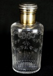 CONDE ÁLVARES PENTEADO  PRECIOSO PERFUMEIRO EM CRISTAL BACCARAT E GUARNIÇÃO EM PRATA CONTRASTE CABEÇA DE MERCÚRIO E MARCAS DO PRESTIGIADO PRATEIRO KELLER,  FORNECEDOR DAS CORTES  DA RÚSSIA, GRÉCIA, ROMENIA, MONACO E ESPANHA. O CRISTAL TEM  REQUINTADA LAPIDAÇÃO FORMANDO GUIRLANDA COM FESTÕES. TERÇO INFERIOR LAPIDADO EM SULCOS E BASE COM LAPIDAÇÃO DITA ESTRELA. A PRATA TEM ARREMATE EM VERMEIL. TAMPA ROSQUEÁVEL E INTERNAMENTE TAMPA EM CRISTAL. EM RESERVA BRASÃO AP SOB COROA DE CONDE. PERTENCEU AOS CONDES ÁLVARES PENTEADO. FRANÇA, CIRCA DE 1910. 12 CM DE ALTURANOTA: A empresa Keller foi fundada em 1856 por Gustave Keller, cujos conjuntos e acessórios simples mas elegantes foram imediatamente apreciados pela sua qualidade. Ele foi premiado com uma medalha de ouro e uma de prata nas Exposições Mundiais de Paris de 1867 e 1878. A partir de 1878, os irmãos Keller o sucederam e começaram a produzir prataria, que foi premiada nas feiras mundiais de 1889 e 1900, respectivamente, com uma medalha de ouro e um Grande Prêmio. Em 1889, Lucien Falize escreveu que "tudo que tem o carimbo Keller é bom" (a empresa mais tarde ficou conhecida como "Keller fils et gendre suceurs"). Fundada em Paris na 65 rue de Turbigo, Keller mudou sua loja e oficina para 22 rue Joubert em 1891. Em 1929, a loja foi mencionada como comercial na 18 Avenue Matignon e ainda estava ativa possivelmente até 1947. Keller atraiu brilhantes e internacionais clientes e foi nomeado fornecedor oficial de várias cortes européias (Espanha, Rússia, Grécia e Roménia). A Corte Russa foi um cliente importante e, a partir de 1897, o último czar comprou regularmente artefatos do ourives parisiense. A partir de 1900, a empresa também foi contratada para produzir várias taças e troféus importantes para o Principado de Mônaco.