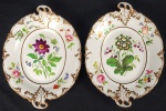 CREIL PERÍODO CASAUX MEDAILLE DOR 1834. RARO E BELO CONJUNTO COM DUAS TRAVESSA EM OPAQUE DE PORCELAIN COM MARCAS DA MANUFATURA CREIUX DEC. 1830. ESTILO CARLOS X. EXUBERANTE DECORAÇÃO COM ESMALTES MANUAIS APRESENTANDO FLORES E RELEVOS REALÇADOS EM OURO. ESTE MODELO FOI CRIADO PELA CREIL MANUFACTORY NA ÉPOCA CHAMADA ST CRICQ-CASAUX & CIE ANTES DE SE FUNDIR COM A MONTEREAU, EM 1840. FRANÇA, 30 CM DE DIAMETRO