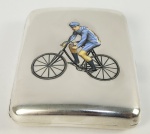 LINDA CAIXA CIGARREIRA EM PRATA DE  LEI COM ESMALTES APRESENTANDO MENINO ANDANDO EM BICICLETA. NA FACE OPOSTA MONOGRAMA FG. PEÇA PARA COLECIONADOR . EUROPA, INICIO DO SEC. XX. 9 X 7 CM