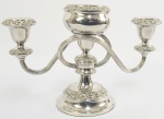 BELO CANDELABRO COM FLOREIRO COM BRAÇOS EM SERPENTINA. CONSTRUIDO EM METAL ESPESSURADO A PRATA ESSE ELEGANTE CANDELABRO TEM UMA PARTICULARIDADE INCOMUM QUE É A FLOREIRA NO CENTRO DE ONDE PARTEM OS BRAÇOS COM OS LUMES. A FLOREIRA TEM UMA TAMPA COM GRELHA PARA BEM ARRANJAR AS FLORES. DECORADO EM RELEVO COM GODRONS. ELEGANTE E MUITO FUNCIONAL. INGLATERRA, INICIO DO SEC. XX. 27 X 17 CM