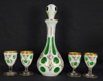 IMPÉRIO AUSTRO HUNGARO - BELO CONJUNTO DE DECANTER E QUATRO CÁLICES  EM CRISTAL OVERLAY, BRANCO E VERDE. REMATADO EM OURO E EMALTES FLORAIS. BELISSSIMO ESTILO BIEDERMEIR EM ÓTIMO ESTADO DE CONSERVAÇÃO! INICIO DO SEC. XX. 23 CM DE ALTURA (DECANTER)