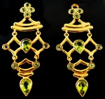 LINDO PAR DE BRINCOS EM OURO 18K PEDRAS GREEN PERIDOTO  5 CM DE COMPRIMENTO. 8,57 GR  .