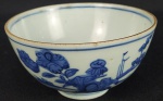 COMPANHIA DAS INDIAS - BELO BOWL EM  PORCLEANA CIA DAS INDIAS DO PERÍODO QING KANGXI AZUL E BRANCO. ELEGANTE DECORAÇÃO COM ELEMENTOS VEGETALISTAS. CHINA, SEC.  XVIII. 12 CM DE DIAMETRO