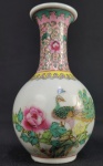 VASO EM PORCLEANA CHINESA DO PERÍODO REPUBLICANO. ESMALTES DA FAMÍIA ROSA COM LINDA DECORAÇÃO DE FLORES E PAVÃO. MARCAS SOB A BASE. EXCLEENTE QUALIDADE!  CHINA, INICIO DO SEC. XX. 13 CM DE ALTURA