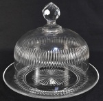 BACCARAT  - CLOCHE A FROMAGE - (BELA CÚPULA COM SEU PRESENTOIR EM CRISTAL PARA COBRIR QUEIJOS) . DECORADA COM LAPIDAÇÃO EM SULCOS VERTICAIS JUSTAPOSTOS.  PEGA ELEGANTEMENTE LAPIDADA EM DIAMANTE. FRANÇA, SEC. XIX. 23 CM DE DIÂMETRO.