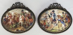 PAR DE PLACAS EM PORCELANA EMOLDURADAS EM BRONZE APRESENTANDO PINTURAS COM CENAS DE BATALHAS NAPOLEONICAS. FRANÇA, INICIO DO SEC. XX. 13 CM DE LARGURA.