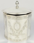 BELISSIMO TEA CADDY  (CAIXA PORTA CHÁ ) EM PRATA DE LEI FEITIO FACETADO É ELEGANTEMENTE DECORADO COM GUIRLANDA DE LAURÉIS E ESCUDO EM RESERVA. BRASIL, SEC. XX. 13 X 10  CM 315 G