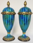 SEVRES POR PAUL MILET BELO PAR DE ANFORAS EM PORCELANA EM AZUL GAZEADO DA MANUFATURA DE SEVRES. GUARNIÇÃO EM BRONZE ORMOLU. MARCAS DA MANUFATURA DE SEVRES SOB A BASE COM IDENTIFICAÇÃO DE PAUL MILET, IMPORTANTE DESIGNER DE SEVRES. FRANÇA, INICIO DO SEC. XX. 39 CM DE ALTURA.NOTA: Paul Milet é um artista de cerâmica do século xx, nascido em 25 de Janeiro de1870 em Sèvres, filho de Felix Optatus Mileto. Ele expôs no Salão de artistas franceses com peças únicas, mas também utilitárias: castiçais, girandoles e luminárias. Paul Milet obteve um diploma honorário na exposição das Artes em 1897.Na Exposição Universal de 1900, ele recebeu uma medalha de ouro por suasformas agradáveis de cerâmica, decoradas com os mais variados métodos, esmaltes cloisonné, esmaltes sobre lantejoulas douradas.Em todas estas decorações, Milet emprega sabiamente a rica paleta de esmaltes que controlava.E le também apreciava a textura do arenito, em seguida, produz vasos de grés estilo "Art Nouveau".Ele também apresenta a Exposição de Artes Decorativas em 1902. Paul Milet também exibiu no Musée Galliera na Exposição de Porcelana em 1907, em seguida, em 1909 e 1911 na Exposição de Arenito, faiança e terracota. Após a Primeira Guerra Mundial, ele abandonou porcelana. Além disso, por causa de seu conhecimento, ele foi chamado como um especialista em costumes para as importações provenientes da China.