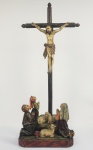 PASTORINHOS DE FÁTIMA EM ADORAÇÃO AO CRISTO CRUCIFICADO. SINGULAR REPRESENTAÇÃO DO CALVÁRIO COM CRISTO VIVO CRUCIFICADO TENDO AOS SEUS PÉS LUCIA DOS SANTOS, JACINTA MARTO E FRANCISCO MARTO, OS TRES PASTORINHOS DE FÁTIMA. AS CRIANÇAS SÃO APRESENTADAS EM ADORAÇÃO AO CRISTO CRUCIFICADO TENDO AO DERREDOR SUAS OVELHAS E ALFORJE. DA DECADA DE 1920 ESSE LINDO GRUPO É TESTEMUNHO DAS PRIMEIRAS MANIFESTAÇÕES DO CULTO A NOSSA SENHORA DE FÁTIMA. PORTUGAL, DEC. 1920. 56 CM DE ALTURANOTA: Pastorinhos de Fátima, também conhecidos como Os Três Pastorinhos, foram três crianças portuguesas que afirmaram ter testemunhado as aparições do Anjo de Portugal (ou da Paz) e da Virgem Maria ocorridas em Fátima entre 1916 e 1917. Os três pastorinhos eram Lúcia dos Santos, com dez anos na época das aparições, e os seus primos maternos Francisco Marto, com oito anos, e Jacinta Marto, com sete anos e ambos irmãos. As crianças nasceram e residiram na aldeia de Aljustrel, pertencente à freguesia de Fátima. Durante o ano de 1916, os três pastorinhos teriam testemunhado três aparições de um anjo que se identificou como o "Anjo da Paz" ou "Anjo de Portugal". Afirmaram ainda ter assistido em 1917 a seis aparições de Nossa Senhora, entre 13 de maio e 13 de outubro. O relato completo dessas aparições só foi tornado público em 1937 por Lúcia, na designada obra Memórias da Irmã Lúcia I. O texto definitivo das Orações do Anjo foi, posteriormente, publicado na obra Memórias da Irmã Lúcia II, escrita em 1941.No dia 23 de março de 2017, ano das celebrações do centenário das aparições de Fátima, a Santa Sé anunciou que o Papa Francisco aprovou o milagre necessário para a canonização dos Beatos Francisco e Jacinta Marto, videntes de Fátima. O milagre aprovado aconteceu com uma criança brasileira de Juranda chamada Lucas de seis anos que ficou em coma depois de uma queda de uma altura aproximada de 6,5 metros. A criança estava em casa dos avós, a brincar com uma irmã, quando caiu por acidente de uma janela, de cerca 6,5 metros de altura, sofrendo um grave traumatismo crânio-encefálico, com perda de massa encefálica. Lucas ficou em coma e foi operado e, segundo os médicos, caso sobrevivesse, viveria em estado vegetativo ou, na melhor das hipóteses, com graves deficiências cognitivas. Três dias após a queda, a criança recebeu alta, não sendo constatado qualquer dano neurológico ou cognitivo. A 2 de fevereiro de 2007, uma equipa médica consultada pelo Vaticano deu parecer positivo unânime sobre o caso, como "cura inexplicável do ponto de vista científico". No momento do acidente, consta que o pai da criança invocou Nossa Senhora de Fátima e os dois pequenos beatos e os familiares e uma comunidade de religiosas de clausura rezaram com insistência, pedindo a intercessão dos Pastorinhos de Fátima.Os dois irmãos tinham sido beatificados pelo Papa João Paulo II, em Fátima, em 13 de maio de 2000, mas a sua canonização estava dependente da aprovação, pelo papa, do milagre anunciado pela Santa Sé, a 23 de março. No dia 13 de maio de 2017, durante as celebrações do centenário das Aparições, Francisco e Jacinta Marto foram canonizados pelo Papa Francisco no Santuário de Nossa Senhora de Fátima, com a presença de Lucas e seus pais.