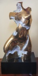 JOSÉ GUERRA  FIGURATIVO FEMININO (EX COLEÇÃO LUCIANO TADINI). LINDA ESCULTURA EM BRONZE DE FIGURATIVO FEMININO DO MODERNISMO E FUTURISMO, ASSINADA PELO ARTISTA JOSÉ GUERRA. 70 X 26 CMNOTA - José Guerra (Espanha, 1941)Escultor, inicia muito cedo sua formação artística. Em 1952, ingressa na Escola de Artes e Ofícios de Madrid, onde permanece até 1958, recebendo orientação de importantes artistas espanhóis. A partir de 1956, estuda Escultura na Real Academia de São Fernando. Paralelamente, estuda Cerâmica e História da Arte. Muda-se para São Paulo em 1958, onde produz esculturas de bronze que têm como temas prevalentes cavalos e figuras humanas, sobretudo mulheres. Mostra seu trabalho em exposições individuais e coletivas realizadas no Brasil, entre elas o Panorama da Arte Atual Brasileira, no Museu de Arte Moderna de São Paulo  MAM, Alemanha, Espanha e Estados Unidos. Possui obras instaladas em diversas instituições públicas e privadas no Brasil e foi autor de troféus destinados a premiados do Fundo das Nações Unidas para a Infância  UNICEF. Suas esculturas geralmente não são realistas. Mediante rupturas na superfície de suas peças, ele possibilita a criação de sugestivos efeitos de luz e sombra.