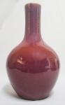 LANG YAO - BELO FLOREIRO EM PORCELANA DE LANG EM ESMALTE FLAMBE VERMELHO UNDERGLAZE (EX COLEÇÃO LUCIANO TADINI). FORMATO TIANQIUPING. MAGNÍFICA COMPOSIÇÃO DE CORES OBTIDAS COM A OXIDAÇÃO DE PIGMENTOS NATURAIS EM QUEIMA CONTROLADA EM MUFLA. CHINA, QIANLONG, SEC. XVIII. 40 CM DE ALTURA. TEM UM RESTAURO NA BORDA. NOTA: LANG TINGJI, foi nomeado pelo Imperador KANGXI, supervisor de porcelana nos fornos de Jingdezhen. A intenção do Imperador era a de recriar as famosas porcelanas monocromáticas do período Ming do SEC. XIV. Os chineses tem essa particularidade, um respeitoso culto aos ancestrais e suas conquistas. Edmund de Waal em seu livro O Caminho da Porcelana: A jornada de Uma Obsessão (recomendo muitíssimo) referencia assim essa respeitosa paixão pela memória dos ancestrais: Esse pode ser o ano em que alguém encomenda a fabricação de turíbulos que se parecem muito com os turíbulos feitos há trezentos anos. Esses por sua vez foram feitos para aludir bronzes de 900 anos atrás. Assim a devoção atravessa os séculos e as gerações. LANG TINGJI era extremamente dedicado e mergulhou fundo na tarefa que lhe foi destinada. O problema é que o pigmento de vermelho intenso que dá o tradicional aspecto vidrado dessas porcelanas conhecidas no mundo ocidental como sang de boeuf (sangue de boi) era feito a base de coral e ágata o que o tornava extremamente caro. O próprio fabrico era delicado, principalmente quanto ao processo de queima e a porcelana que LANG TINGJI finalmente conseguiu reproduzir, tinha uma margem de perda muito grande e passou a ser conhecida como 100 para 1 (a cada 100 peças somente uma era aproveitada). Mas esse custo não desmotivou o imperador KANGXI afinal ele era o grande imperador iniciador da dinastia QING. Ele era um homem 100 para 1. Tamanho era esse custo de produção que gerou um ditado sobre a porcelana de LANG como ficou então conhecida, em homenagem a seu redescobridor: Quer ficar pobre? Faça porcelana de Lang. Hoje nós conhecemos essa produção como LANG YAO.