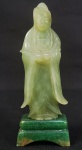 QUANIM - DEUSA DA MISERICÓRDIA (EX COLEÇÃO LUCIANO TADINI) - ESCULTURA EM JADE APRESENTANDO FIGURA DE QUANIM. CHINA, INICIO DO SEC. XX. 13 CM DE ALTURA