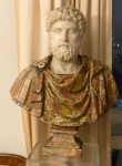 ANTONINUS PIUS (86-161 AC)  MAGNFICO BUSTO EM MÁRMORE BRANCO E VERMELHO APRESENTANDO HERMA DO IMPERADOR ANTONINO PIO. ASSENTE SOBRE COLUNA EM FLEXGLASS QUE ACOMPANHA O LOTE. EUROPA, INICIO DO SEC. XX. 84 X 73 CM (SEM CONSIDERAR O TAMANHO DO PEDESTAL DE FLEXGLASS) ESSE LOTE NECESSITA DE SER RETIRADO EM SÃO PAULO CAPITAL NA REGIÃO DOS JARDINS.NOTA: Antonino Pio, foi imperador romano de 138 a 161. Foi o quarto dos cinco bons imperadores, sucedendo a Adriano, que o adotara como filho. Pertencente à gens Aurélia, foi denominado "Pio" pelo facto de ter insistido na deificação de seu predecessor Adriano e pai adotivo.Antonino exerceu o poder em contato com o senado, cujo papel cerimonial aceitava, ainda que não lhe cedendo qualquer parcela de poder real; ao contrário de Adriano, permaneceu em Roma durante todo o seu reinado. Realizou uma política de austeridade, sem grandes edificações ou conquistas militares - salvo um deslocamento para o norte da fronteira da Britânia, após as campanhas do general Quinto Lólio Úrbico, que resultou na construção de um novo muro, a Muralha de Antonino, ao norte da Muralha de Adriano, na fronteira entre as atuais Inglaterra e Escócia. Antonino Pio casou-se por volta de 110 - 115 com Ânia Galéria Faustina a Maior. Faustina era a filha de cônsul Marco Ânio Vero e Rupília Faustina (meia-irmã da imperatriz romana Víbia Sabina por parte da mãe, Matídia). Faustina foi uma formosa mulher, conhecida em Roma pela sua sabedoria. Passou toda a sua vida ao cuidado dos desfavorecidos