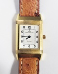 JAEGER LECOULTRE  MODELO REVERSE CLASSIQUE  REFERENCIA 250.1.86. O MAIS ICÔNICO DOS MODELOS EM TODA HISTÓRIA DA LUXUOSA GRIFE JAEGER LECOULTRE. CAIXA EM OURO 18K, DIAL BRANCO, MARCADORES EM ALGARISMOS ARÁBICOS, VISOR DE SAFIRA,  MOVIMENTO A CORDA, PULSEIRA ORIGINAL EM COURO DE AVESTRUZ COM FIVELA EM OURO. SUAS LINHAS SUTIS ART DÉCO E SUA CAIXA REVERSÍVEL ÚNICA E PIONEIRA TORNARAM-NO UM DOS RELÓGIOS MAIS RECONHECIDOS DO MUNDO. O REVERSE MOSTRA A ESSÊNCIA DO TRABALHO ARTESANAL NO QUE HÁ DE MAIS CRIATIVO, INVENTIVO E INOVADOR EM RELOJOARIA. SEJA ENVOLTO EM ESMALTE, GRAVURAS OU PEDRAS PRECIOSAS, O REVERSO É INFALIVELMENTE ÚNICO, REPRESENTANDO O MELHOR DA JAEGER-LECOULTRE. DESDE A SUA CRIAÇÃO EM 1931, REVERSE CRIOU MUITAS HISTÓRIAS ATEMPORAIS, ESTABELECENDO-SE COMO O ÍCONE DA JAEGER-LECOULTRE.23 X 38 MM 34,67 GNOTA: No dia 4 de março de 1931, às 13h15, no INPI (Instituto Nacional da Propriedade Industrial) em Paris: René-Alfred Chauvot patenteia oficialmente a sua invenção de um relógio de pulso que pode deslizar sobre a sua base e virar sobre si mesmo. O relógio Reverso nasceu. Tudo começou durante o inverno de 1930-1931. Enquanto viajava pela Índia, o empresário e colecionador de relógios suíço César de Trey assistiu a uma partida de pólo num clube de oficiais do exército britânico. Um desses oficiais, que acabara de quebrar o vidro do seu relógio, desafiou de Trey a criar um modelo de relógio robusto o suficiente para resistir a uma partida de pólo. César de Trey discutiu a ideia com Jacques-David LeCoultre, então proprietário da manufatura LeCoultre, que poderia fornecer os movimentos do novo relógio. LeCoultre nomeou a empresa Jaeger SA para a criação da caixa reversível, que por sua vez contratou o designer francês René-Alfred Chauvot, o verdadeiro inventor do exclusivo mecanismo deslizante e giratório. O resultado foi um relógio elegante com um mostrador que podia girar, protegendo-o de choques e oferecendo ao mesmo tempo um fundo de caixa com uma superfície generosa que podia ser usada para personalização.