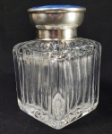 GRANDE PERFUMEIRO EM CRISTAL COM TAMPA E GUARNIÇÃO EM PRATA DE LEI REMATADA POR LINDO ESMALTE.  MARCAS PARA CIDADE DE BIRMINGHAM E LETRA DATA PARA A DEC. 1920 E PRATEIRO ADIE BROTHERS.  ABSLUTAMENTE  MAGNIFICO! INGLATERRA, 15 X 10 CM