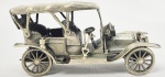 MEMORABILIA AUTOMOBILISTICA - PEUGEOT 1906 -  MINIATURA EM PRATA DE LEI COM MARCAS PARA CIDADE DE MILAO, APREESNTANDO UM AUTOMOVEL PEUGEOT MODELO 1906. 10 CM DE COMPRIMENTO. 142 G