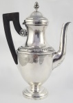 ELEGANTE CAFETEIRA EM PRATA DE LEI ESTILO IMPÉRIO. MARCAS DE CONTRASTE CABEÇA DE MERCÚRIO. FRANÇA, FINAL DO SEC. XIX. 18,5 MC DE ALTURA