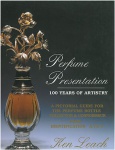 PERFUME PRESENTATION - 100 YEARS OF ARTYSTRY  KEN LEACH - MAGNIFICA PUBLICAÇÃO SOB UM GENERO DE COLECIONISMO QUE ATRAI UMA MULTIDÃO DE ADMIRADORES, O LUXUOSO MERCADO DE FRASCOS DE PERFUME. UMA DAS PRINCIPAIS OBRAS DE REFERÊNCIA SOBRE O TEMA. AUTOGRAFADO PELO AUTOR. Documenta e identifica 100 anos de design comercial de frascos de perfume. Primeira edição (1º de janeiro de 1997)