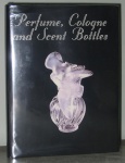 PERFUME COLOGNE ANDE SENT BOTTLE - JACQUELYNE Y. JONES NORTH - OBRA DE REFERENCIA - FARTAMENTE ILUSTRADO. 244 P. SCHIFFER PUBLISHING.NOTA: Através de 1.028 fotografias coloridas de tirar o fôlego e extensa pesquisa, Jacquelyne North capturou o encanto dos frascos de perfume ao longo dos tempos em uma edição recentemente revisada que reflete o mercado atual. Começando com as primeiras informações disponíveis (século VI aC) até nossos designs mais contemporâneos, este livro oferece ao leitor informações até então inatingíveis e uma coleção requintada de ilustrações. Muitas das garrafas retratadas estão atualmente disponíveis para colecionadores. Estas fotografias maravilhosas são ainda reforçadas por uma história concisa que abrange perfumes, colônias, perfumes, atomizadores e frascos com rolha de ventilador do norte da Europa, América, Boêmia e Japão. Mais de 270 ilustrações de patentes são apresentadas como parte de um capítulo abrangente sobre garrafas comerciais. Além disso, estão incluídos um diretório de fabricantes de perfumes e aromas e um útil guia de preços. Ênfase especial foi dada às garrafas de Lalique e às fabricadas na Tchecoslováquia. Vidro, porcelana e prata são alguns dos materiais discutidos na criação de recipientes de perfume. Completando o livro estão capítulos sobre frascos de novidades de lojas de baixo custo e dicas sobre cuidados e apresentação de frascos de perfume. Este livro é inquestionavelmente único, atraente não apenas para o colecionador, mas para qualquer pessoa que tenha experimentado a magia desses frascos atraentes e das fragrâncias que eles contêm.