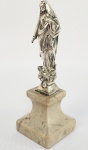 NOSSA SENHORA DA CONCEIÇAO - LINDA ESCULTURA EM PRATA DE LEI COM MARCAS DE CONTRASTE ÁGUIA PARA PORTUGAL. ASSENTE SOBRE PINÁCULO EM MARMORE. INCIO DO SEC. XX. 12 CM DE ALTURA