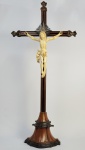 GOA - MONUMENTAL CRUCIFIXO COM CRISTO EM MARFIM E ARREMATE EM PRATA DE LEI - Magnífica CRUZ em jacarandá E MARCHETARIA. Base artisticamente entalhada estilo e época Dom José I com. Cruz com terminais rematados EM ESTILO DOM JOSÉ. Resplendor em prata de lei. Cristo com rico entalhe indo português. Sendal rendilhado e pés sobrepostos. Peça belíssima, expressiva e com uma riqueza de detalhes e qualidade na execução incomuns! O CRISTO É DE MUITO GRANDE DIMENSÃO. GOA, COLÔNIA PORTUGUESA NA INDIA, SEC. XVIII. CRUZ COM 104 CM DE ALTURA E CRISTO COM 36 (H) X 19 (ABERTURA DOS BRAÇOS) CM.NOTA: A presença portuguesa na Índia, como observado por grande parte dos historiadores, teve dois principais mecanismos propulsores: o comércio e a conversão das almas. Os portugueses haviam chegado à Índia a procura de cristãos. A tradição atribui a chegada de São Tomás o Apóstolo Tomé em 52 d.C., a Kodungallur, onde teria fundado a Igreja Síria do Malabar e iniciado a conversão de famílias judias e brâmanes proeminentes. Fontes escritas narram que Vasco da Gama e sua tripulação, ao chegar a Calicute no século XVI, visitaram templos hindus que pensavam ser igrejas cristãs e, em alguns casos, teriam confundido as imagens de divindades hindus, ali consagradas com as de Nossa Senhora. No início do século XVI, a presença e a intensidade das artes hindu e muçulmana eram muito visíveis, materializando a força das culturas da civilização preexistente. A arte indo portuguesa surgiu da necessidade da superação da expressão arquitetônica e artística dos templos hindus. A eficácia da ação evangelizadora tornava imperativa a construção e ornamentação das igrejas católicas com uma suntuosidade não inferior à dos templos hindus e das mesquitas muçulmanas capazes de competirem com o esplendor artístico que os portugueses encontraram na Índia, particularmente em Goa. Nesse sentido, a monumentalização das igrejas e da talha sacra em seus interiores eram uma resposta direta ao caráter exuberante da arte e arquitetura encontradas no universo indiano. Algo invariavelmente viabilizado pelo uso de artífices locais, exímios herdeiros da tradição milenar da escultura em madeira e em marfim. Na Índia a Igreja viu-se na contingência de se adaptar ao contexto local aceitando, ou, pelo menos, tolerando o hibridismo artístico daí resultante uma miscigenação artística, uma fusão dos léxicos europeu e oriental. Com o passar do tempo, houve um distanciamento dos modelos europeus, acompanhado de um aumento de traços autóctones e a inserção de motivos tipicamente indianos, por vezes paradoxais, como os nâga e as nâginî divindades-serpente aquáticas associadas à fertilidade e extremamente populares em todo o subcontinente, possivelmente associadas a cultos pré-védicos e que na gramática indo-portuguesa aparecem geralmente representadas frontalmente, em pé e com as caudas bifurcadas e entrelaçadas. A conversão dos gentios previa também a oferenda, por parte dos missionários, de pequenas peças simbólicas que lhes materializavam a nova doutrina e lhes incutiam a Fé. Assim, na imaginária desenvolveu-se uma grande diversidade de soluções formais, presentes nas pequenas imagens devocionais, nos presépios, nos oratórios e nos Calvários de Pousar. Entretanto, é nas imagens do Bom Pastor que ficaram mais bem caracterizados os mecanismos discursivos a operar na imagética indo-portuguesa. Essa iconografia singular desenvolveu-se, na maioria dos casos, sobre um suporte tipicamente local o marfim, com ou sem policromia e douramento. Nas imagens em geral, a presença de elementos de origem budista (greco-búdica), como, por exemplo: o estilo do cabelo, a postura corporal, a posição do braço e da mão direita, os olhos semicerrados, a 0expressão calma e o sorriso hermético de concentração expectante são extraídos das representações orientais da Primeira Meditação do Buda. Nas imagens de Nossa Senhora os longos cabelos representados com ondulações são uma marca registrada.