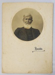 BARÃO DE ATALIBA NOGUEIRA (1834-1921)  JOÃO ATALIBA NOGUEIRA  RETRATO DO BARÃO DE ATALIBA NOGUIERA.  NOTÁVEL CAFEICULTOR EM CAMPINAS. DESTACOU-SE TAMBÉM POR TER SIDO UM DOS FUNDADORES DA COMPANHIA MOGYANA DE TRENS QUE PRESIDIU POR 18 ANOS (1878-1896). FORMADO BACHAREL EM DIREITO NO LARGO DE SÃO FRANCISCO AOS 24 ANOS, FOI JUIZ MUNICIPAL EM CAMPINAS E VEREADOR PELO PARTIDO LIBERAL ENTRE 1861 E 1864. FOI CASADO COM DONA LUISA XAVIER DE ANDRADE, HERDEIRA DA FAZENDA JAGUARY, HOJE SANTA ÚRSULA, AINDA DE POSSE DE SEUS DESCENDENTES. SEU PALACETE PRÓXIMO A CATEDRAL DE CAMPINAS, AINDA SUBSISTE. OCUPANDO MEIA QUADRA POSSUI 25 COMODOS, TINHA ÁGUA ENCANADA E BANHEIROS PRIVATIVOS (UM LUXO IMPENSÁVEL PARA ÉPOCA). COSNTRUIDO EM FEITIO DE U TINHA UM PÁTIO COM FRONDOSA FIGUEIRA RECEBEU ALI A MELHOR SOCIEDADE PAULISTA. MEMORÁVEL FOI O ALMOÇO OFERECIDO A SANTOS DUMONT (SOBRE O QUAL DISCORREREMOS EM LOTES ADIANTE). CASOU DUAS DE SUAS FILHAS COM FILHOS DO CONSELHEIRO ALBINO JOSÉ BARBOSA DE OLIVEIRA, PRIMO DE RUY BARBOSA QUE POR ESSE MOTIVO VISITAVA REGULARMENTE CAMPINAS E TORNOU-SE AMIGO DOS BARÕES DE ATALIBA NOGUEIRA FREQUENTANDO SUA FAZENDA ASSIM COMO A FAZENDA DO CONSELHEIRO BARBOSA DE OLIVEIRA, A FAZENDA RIO DAS PEDRAS QUE RECEBIDA COMO HERANÇA DE SUA ESPOSA DONA ISABEL AUGUSTA DE SOUZA QUEIROZ (NETA DO BRIGADEIRO LUIZ ANTONIO E SOBRINHA DOS MARQUESES DE VALENÇA). A BARONESA GERALDO DE REZENDE ERA FILHA DO CASAL. JOÃO DE ATALIBA NOGUEIRA, , FOI UM ADVOGADO, FORMADO PELA FACULDADE DE DIREITO DA UNIVERSIDADE DE SÃO PAULO E CAFEICULTOR BRASILEIRO. MEMBRO DO PARTIDO LIBERAL DE CAMPINAS E PRESIDENTE DA COMPANHIA MOGIANA DE ESTRADAS DE FERRO. FILHO DE JOSÉ TEIXEIRA E DE D. ANA EUFRÁSIA DE ALMEIDA. CASOU-SE EM 1864 COM D. LUÍSA XAVIER DE ANDRADE, É AVÔ DE YOLANDA PENTEADO, QUE VEIO A SER ESPOSA DO INDUSTRIAL E MECENAS FRANCISCO ANTÔNIO PAULO MATARAZZO SOBRINHO. INICIO DO SEC. XX. 23 X 16,5 CM