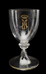 CONDE DE MESQUITA  TAÇA EM CRISTAL TRANSLÚCIDO, MANUFATURA  DE BACCARAT, DECORADA COM GRANDE RESERVA COM A LETRA M SOBRE COROA DE CONDE EM OURO. ESSE SERVIÇO FOI ENCOMENDADO PELO CONDE DE MESQUITA, JERÔNIMO JOSÉ DE MESQUITA, FILHO DO MARQUÊS DE BONFIM. POR SUA VEZ FOI LEGADO AO FILHO DESSE TITULAR, O 2. BARÃO DE BONFIM, JOSÉ JERONIMO DE MESQUITA. POR HERANÇA FOI DESTINADO A MARIA JOSÉ DE MESQUITA E BONFIM, CONDESSA MORCALDI (E POR ESSA COINCIDENCIA DE INICIAL DO TÍTULO FOI AQUINHOADA COM O APARELHO). A CÓNDESSA MORCALDI FOI CASADA COM PAOLO MORCALDI, CONDE MORCALDE E NÃO DEIXOU DESCENDENTES DESSA UNIÃO. NA DÉCADA DE 1950 FOI APREGOADO EM HASTA PÚBLICA PELO LEILOEIRO HORÁCIO HERNANI DE MELLO, GRANDE MARCHAND DOS REMANESCENTES DE OBJTOS DO PERÍODO IMPERIAL E DAS FAMÍLIAS DOS TITULARES QUE DENTRE OUTROS ACERVOS  LEILOOU OS OBJETOS HISTÓRICOS DO BRASIL - COLÔNIA E DOS PRIMEIRO E SEGUNDO REINADOS (COLEÇÃO DR. RAUL DE MORAES), LEILÃO DAS PEÇAS IMPERIAIS DO MUSEU HISTÓRICO SIMOES DA SILVA, QUE CONTINHAM RELÍQUIAS QUE OS MAIS IMPORTANTES MUSEUS DO PAÍS NÃO CONSEGUIRAM REUNIR EM SEUS ACERVOS E A  COLEÇÃO DA VIÚVA ZULMIRA DE MATTOS VELLOSO, LEILOOU O CÉLEBRE QUADRO DE ALMEIDA JUNIOR "ÚLTIMO MODELO", QUE FOI A CAUSA DA MORTE TRÁGICA DO ARTISTA: O MARIDO DA MODELO, INVESTIDO DE CIÚMES, ESCOLHEU A VINGANÇA PELO ASSASSINATO. FRANÇA, SEC. XIX. 11,5  CM DE ALTURANOTA: CONDE DE MESQUITA -  Jerônimo José de Mesquita, primeiro barão, visconde com grandeza e conde de Mesquita, (Rio de Janeiro, 25 de junho de 1826  Rio de Janeiro, 1º de setembro de 1886) foi um fazendeiro, empresário e político brasileiro. Filho natural do Marquês do Bonfim e de Luísa Cândida d'Oliveira Penna, foi pai do 2º Barão do Bonfim e do 2º Barão de Mesquita. Foi vereador da Câmara Municipal do Rio de Janeiro, em 1853. Também membro da Caixa de Amortização, diretor do Banco do Brasil e presidente da Associação Comercial. Realizou vários donativos ao Estado e também para erigir o Monumento do Ipiranga e a estátua equestre de D. Pedro I. Agraciado barão em 13 de agosto de 1873, visconde em 19 de março de 1883 e finalmente conde em 12 de agosto de 1885. Era comendador da Imperial Ordem da Rosa, da Imperial Ordem de Cristo e da Real Ordem de Nossa Senhora da Conceição de Vila Viçosa. BARÃO DE BONFIM - José Jerônimo de Mesquita, segundo barão do Bonfim (Mariana, 15 de novembro de 1856  23 de setembro 1895), foi um fazendeiro brasileiro.Filho natural de Jerônimo José de Mesquita, conde de Mesquita, e de Elisa Maria de Amorim; era meio-irmão de Jerônimo Roberto de Mesquita, segundo barão de Mesquita, e neto de José Francisco de Mesquita, marquês do Bonfim. Casou-se com Maria José Vilas Boas de Siqueira. A filha, Jerônima Mesquita, foi pioneira na luta pelo direito feminino e a emancipação da mulher e foi fundadora do Movimento Bandeirante no Brasil.Em 1886, às vésperas da abolição da escravatura, decidiu libertar 300 escravos de suas propriedades. Em reconhecimento, o imperador D. Pedro II lhe agraciou com o título de barão, em 19 de agosto de1888. CONDESSA MORCALDI- Maria José de Mesquita - Condessa Morcaldi, nasceu em 1887 na Fazenda Paraíso, Leopoldina, MG e faleceu em 1980 no Rio de Janeiro/RJ. Casou com Paolo Morcaldi que faleceu em Roma na Itália em 1964.  Sem geração. O anuário do Museu Imperial publicado em 1957 relata que nesse ano, a condessa de Morcaldi e as sras. Jerônima Mesquita e Maria José Mesquita Lynch doaram ao acervo do Museu Imperial  uma tela a óleo, com moldura dourada, representando o barão de Mesquita