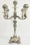 LINDO CANDELABRO EM PRATA DE LEI COM QUATRO BRAÇOS E CINCO LUMES. MARCAS DE CONTRASTE CASA DAS PRATAS TEOR 833. BRASIL, MEADOS DO SEC. XX.  42 CM DE ALTURA. 2325 G