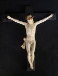 LINDA ESCULTURA EM MARFIM APRESENTANDO CRISTO CRUCIFICADO. GRANDE E MAFNIFICA CHAMA ATENÇÃO PELA VIRTUOSA ESCULTURA. ROSTO MAGNIFICO, SENDAL ELABORADO. ITALIA, SEC. XVII/XVIII. 30 CMD E ALTURA (SOMENTE A ALTURA DO CRISTO SEM CONSIDERAR O TAMANHO DA CRUZ)