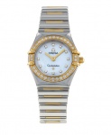 OMEGA CONSTELLATION CINDY CRAWFORD  MY CHOICE LUXUOSO OMEGA CONSTELLATION EDIÇÃO LIMITADA CINDY CRAWFORD MY CHOISE. CAIXA EM AÇO INOXIDAVEL E OURO 18K EMODURADA EM DIAMANTES. DIAL EM MADREPÉROLA COM INDICES DE HORAS TAMBEM CRAVEJADOS COM DIAMANTES. VIDRO DE SAFIRA RESISTENTE A RISCOS.  PONTEIROS E LOGOTIPO OMEGA TAMBÉM EM OURO AMARELO 18K.  PULSEIRA EM AÇO E OURO . MECANISMO QUARTZ. 18K. 28 MM DE DIAMETRO.