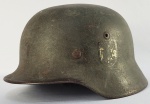 MEMORABILIA SEGUNDA GUERRA MUNDIAL  Capacete de aço do exército alemão da Segunda Guerra Mundial com um decalque preto e prateado da águia do Exército Alemão no lado esquerdo. NUMERO DE SÉRIE NS 68. FABRICACAO ENTRE 1939-1945 INTERIOR COM REVESTIMENTO EM COURO ORIGINAL. .FOI CAPTURADO POR MEMBRO DA FORÇA EXPEDICIONÁRIA BRASILEIRA NA ITALIA. ALEMANHA, 24 cm (largura), 28,5 cm (profundidade, 16 cm (altura). A DARGENT LEILOES NÃO COMPACTUA COM A AÇÕES OU IDEOLOGIA NAZISTA NO SEC. XX. EM TEMPOS EM QUE A GUERRA RONDA A EUROPA E ARRASTA AS NAÇÕES MAIS PODEROSAS DO MUNDO PARA O CONFLITO QUE SEJA ESSE UM MEMORIAL A NOS LEMBRAR DAS TREVAS QUE ENVOLVERAM O MUNDO NA SEGUNDA GUERRA MUNDIAL E DO QUÃO TERRIVEL PODE SER A BESTIALIDADE HUMANA!