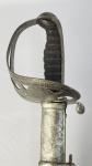 DOM PEDRO II  GUERRA DO PARAGUAI  RARO SABRE DE CAVALARIA EM FERRO (GUARDA E BAINHA) COM CARACTERISTICAS DE INSPIRAÇÃO NO SABRE 1852. GUARDA VAZADA COM BRASÃO CONTENDO AS INICIAS PII EM ESCUDO COM FOLHAS DE FUMO E CAFÉ SOB COROA IMPERIAL. LAMINA EM AÇO TEM GRAVAÇÃO NO RICASSO DO FABRICANTE ALEMÃO PDL (PETER D. LUNESCHOLOSS). PEGA EM MADEIRA. ESTA RARA ESPADA DO PERÍODO IMPERIAL BRASILEIRO TEM SUA FABRICAÇÃO DEVIDA AO ESFORÇO DE GUERRA EMPREENDIDO COM O DEFLAGRAR DO CONFLITO CONHECIDO COMO GUERRA DO PARAGUAI (1864-1870) O MAIOR CONFLITO MILITAR VIVIDO NA AMÉRICA DO SUL. PARA TANTO FORAM MOBILIZADOS ARFICES/ARMEIROS QUE A PARTIR DO ARSENAL BRASILEIRO EM ATIVIDADE OU OBSOLETO PRODUZIRAM ARMAS  PARA OS PRIMEIROS TEMPOS DA GUERRA.  BRASIL, DEC. 1960. 99 CM DE COMPRIMENTO. NOTA: O despreparo para a guerra no Brasil era de homens-soldados e de materiais de toda espécie, que pudessem auxiliar na sustentação de um a guerra. Diante das dificuldades. o governo Imperial encontrou com o solução o envio para as fronteiras do sul, dos contigentes da Gu ard a N acional, dos Voluntários da Patria e do recrutamento forçado. A primeira tratava-se de uma corporação existente desde o período da Regência e disperso por todo o território brasileiro; o segundo, criado especificamente para a guerra que ora enfrentava o Brasil e, por último, o recrutamento o qual sempre recorreu o Império para completar os seus quadros de forças militares. Diante da dificuldade em empreender o Exército nacional um a Guerra contra o Paraguai, restava, então, apelar para o povo através da criação de batalhões denominados "Voluntários da Pátria", cujo objetivo era atuar na guerra contra a República paraguaia, fazendo aumentar as forças militares existentes do Império N o dia 7 d e janeiro d e 1865. Restava a logística de transporte de um país continental, para tropas dispersas e sem meios de organização e um grande problema ao armamento desse exército. Assim todos os esforços foram empreendidos para equipar pelo menos sofrivelmente o exército brasileiro até que as encomendas de urgência chegassem da Europa. 