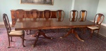 ELEGANTE MESA DE JANTAR ESTILO GEORGIANO COM 12 CADEIRAS E BUFFET. ELEGANTE FEITIO . ASSENTE SOBRE PÉS EM GARRA. INGLATERRA, INICIO DO SEC. XX. 400 X 120 (MESA) A ser retirada no municipio de santa barbara do oeste fazenda santa gertrudes