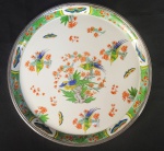 LIMOGES  COM SELO DA MANUFATURA E MONOGRAMA TF. LINDO PRATO EM PORCELANA DECORADO COM FLORES, PÁSSAROS E BORBOLETAS E BORDA EM PRATA DE LEI. ARREMATES EM OURO FRANÇA, INICIO DO SEC. XX.32 CM DE DIAMETRO