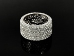 LINDO ANEL DITO PAVE EM OURO BRANCO 18K CRAVEJADO A TODA VOLTA COM DIAMANTES TOTALIZANDO 4,49K. ARO 15. 7,7 G.