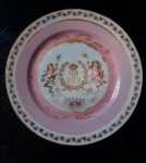 SEVRES - REI LOUIS PHILIPPE AVO DO CONDE DEU RARO PRATO EM PORCELANA CHATEAU DE TULLERIES COM BORDA DECORADA COM PARRAS EM OURO DELIMITADAS POR UM FRISO TAMBÉM EM OURO SUCEDIDO POR BARRADO ROSE. RESERVA COM QUERUBINSENTRE LAUREU COM AS INICIAIS DO MONARCA SOB COROA REAL. DATADOS DE 1844. FRANÇA, SEC. XIX. 23 CM DE DIAMETRONOTA: Este serviço foi encomendado pelo rei Louis Philippe em 1836: as primeiras peças foram entregues em 1839 e as últimas em 1847. Selos da fábrica de Sèvres e do Palácio de Fontainebleau (em vermelho). Partes deste serviço são mantidos no Chateau de Fontainebleau e no Metropolitan Museum of Art, em Nova York. Louis Philippe detém a distinção única de ser o último Rei da França. Sua vida foi pontuada por intrigas, revolução, poder e exílio através de um dos períodos mais tumultuados e obscuros da história política francesa. Embora de origem nobre, apoio a Revolução Francesa servindo inclusive no exército republicano como General. Com a conturbação do movimento revolucionário, temendo por sua vida impôs a si um exílio nos EUA que perdurou por anos. Mas o destino finalmente começou a sorrir para a família Orléans. Após a abdicação forçada do imperador francês Napoleão Bonaparte em 1815 e a posterior restauração dos Bourbons, Luís Filipe então conhecido como Louis Philippe III, duque de Orléans voltou para a França, seu primo foi coroado Rei Luís XVIII da França. Ao mesmo tempo em que conseguiu conciliar os ramos Orleans e Bourbon da família na corte, Louis Philippe ainda ficou ao lado da oposição liberal. Em julho 1830 uma outra revolução expulsou o rei Carlos X. O Governo francês, em seguida, principalmente por causa de suas crenças liberais e popularidade pública, proclamou Louis Philippe como Rei de França. Seu governo procedeu de forma despretensiosa e evitou a pompa e gastos extravagantes de seus antecessores. Mas durante o seu reinado as condições das classes trabalhadoras e deteriorou a diferença de renda entre ricos e pobres alargou-se consideravelmente. Uma crise econômica em 1847 levou a uma nova revolução em fevereiro o que obrigou Louis Philippe a abdicar e buscar exílio na Inglaterra sob a "proteção" da rainha Victoria. Louis Philippe morreu em Claremont Surrey em 26 de Agosto de 1850. O rei Louis Phillipe era avô do Conde DEu: Luís Filipe Maria Fernando Gastão, conde d'Eu (Louis Philippe Marie Ferdinand Gaston; Neuilly-sur-Seine, 28 de abril de 1842 Oceano Atlântico, 28 de agosto de 1922), foi o conde d'Eu. Gastão renunciou aos seus direitos à linha de sucessão ao trono francês em 1864, quando do seu casamento. Tornou-se príncipe imperial consorte do Brasil por seu casamento com a última princesa imperial de fato, D. Isabel Cristina Leopoldina de Bragança, filha do último imperador do Brasil, Dom Pedro II. Faleceu quando voltava ao Brasil para celebrar o centenário da independência brasileira do Reino Unido de Portugal, Brasil e Algarves, em 1922.