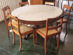 FAZENDA RIO DAS PEDRAS - MESA CIRCULAR EM MADEIRA DOTADA DE TAMPO DE MÁRMORE CARRARA. POSSUI OITO CADEIRAS EM CAVÍUNA ESTILO DONA MARIA I COM ASSENTO EM PALHINHA. REQUINTADA MOBILIA!  130 X 80 CM (MESA) DUAS CADEIRAS NECESSITAM DE REPARO NA PALHINHA