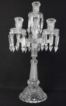 BACCARAT  FAUSTOSO CANDELABRO PARA MESA DE BANQUETE COM TRES BRAÇOS  CRISTAL EM LAPIÇÃO DIAMANTE. INSERÇÃO DOS BRAÇOS EM LINDO CRISTAL SATINE. FRANÇA. SEC. XIX. 53,5 cm