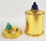 LINDO DESK OFFICE/ CONJUNTO PARA ESCRITÓRIO EM BRONZE ORMOLU COMPOSTO POR PORTA CANETAS E POTICHE COM TAMPA PARA CLIPES E OUTRAS UTILIDADES DE ESCRITÓRIO. SÃO DECORADOS COM PASTA DE VIDRO SIMULANDO FIGURAS BUDISTAS (HOTEI). UMA DELAS SIMULA JADE E A OUTRA LAPIS LAZULI. REQUINTADAS E MUITO DECORATIVAS SÃO REMATADAS POR PEROLADOS E DECORAÇÃO MALMAISON EM RELEVO. EM ÓTIMO ESTADO. FRANÇA, DEC. 60.13 CM DE ALTURA (POTICHE)