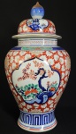 CHINA IMARI - GRANDE POTICHE EM PORCELANA COM DECORAÇÃO IMARI EM AZUL VERDE E ROUGE DE FEUR.  ARREMATES EM DOURADO;. MARCAS DOS FORNOS DE JINGDEZHEN E DA DISNATIA  QING. CHINA, INICIO DO SEC. XX. 49 CM DE ALTURA