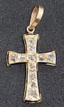 Lindo e elegante pingente em forma de cruz pavê, em ouro teor 750 (18 K), com brilhantes. Medidas: 3